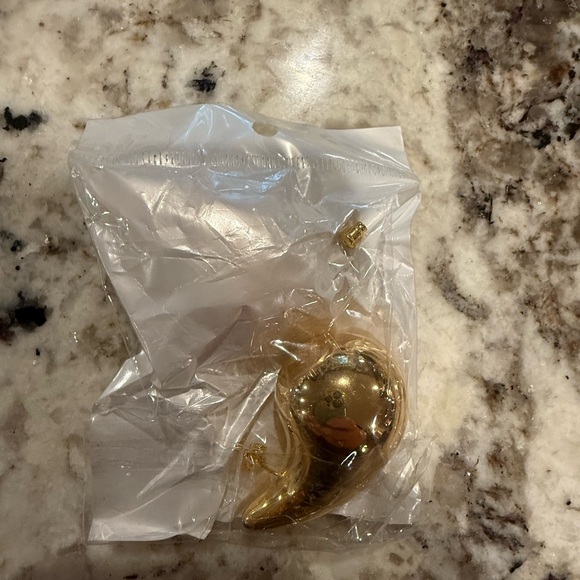 *BRAND NEW NEVER WORN* Gold Teardrop Earrings - Picture 4 of 4